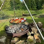 Nyaraló Gluecklich Am Bach *